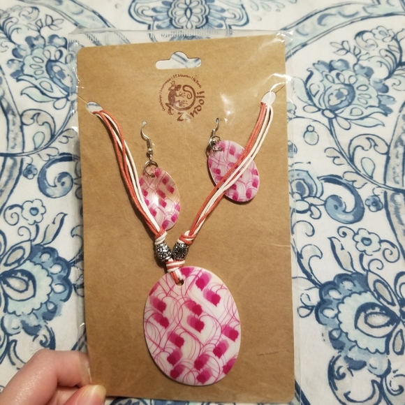 NWT Pink Shell Style Necklace and Earring Set - Picture 5 of 7